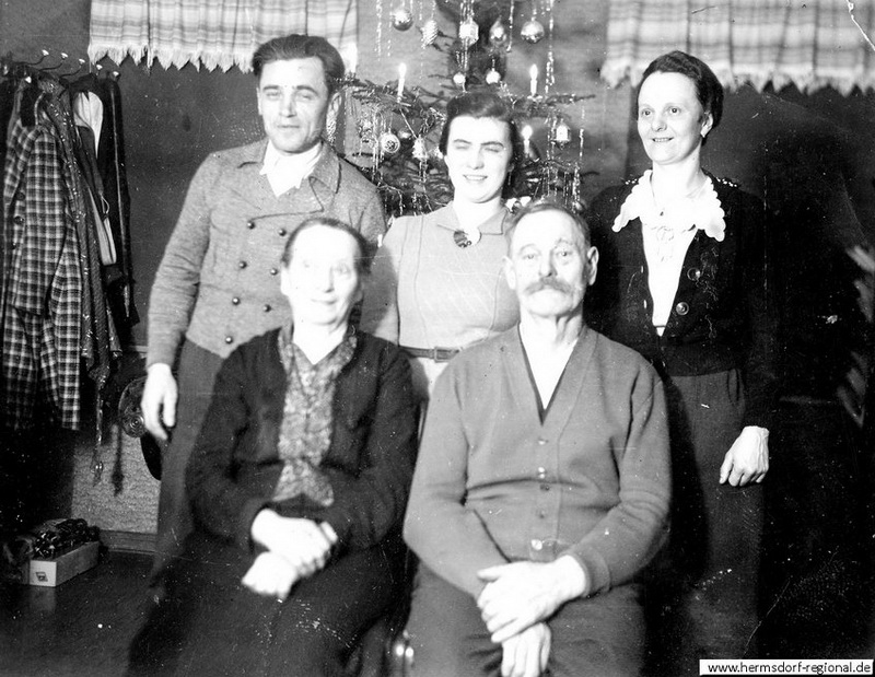 Weihnachten in den 1940er Jahren - vorn Agnes und Hermann Knauer.